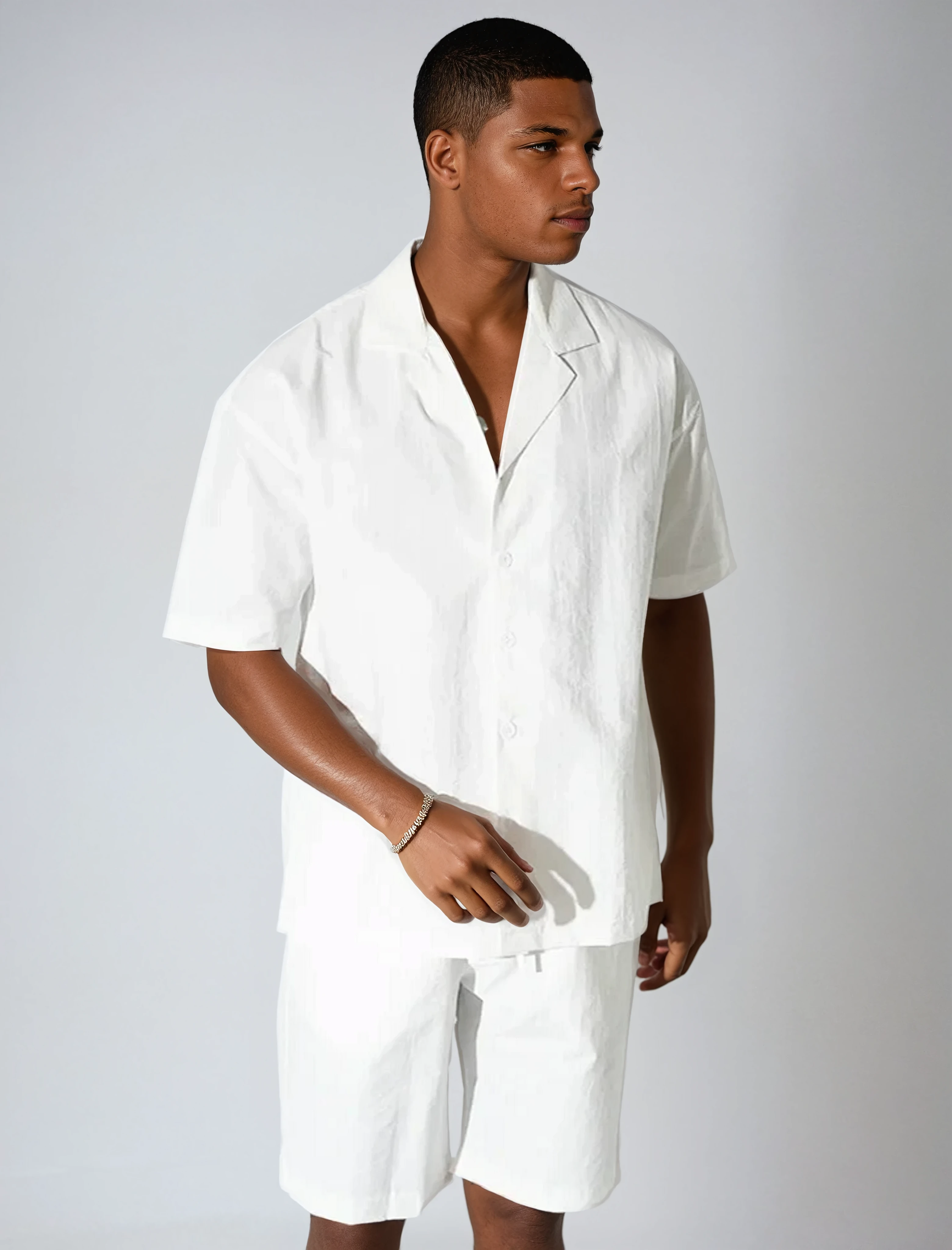 Completo composto da maglietta a maniche corte e pantaloncini a coste