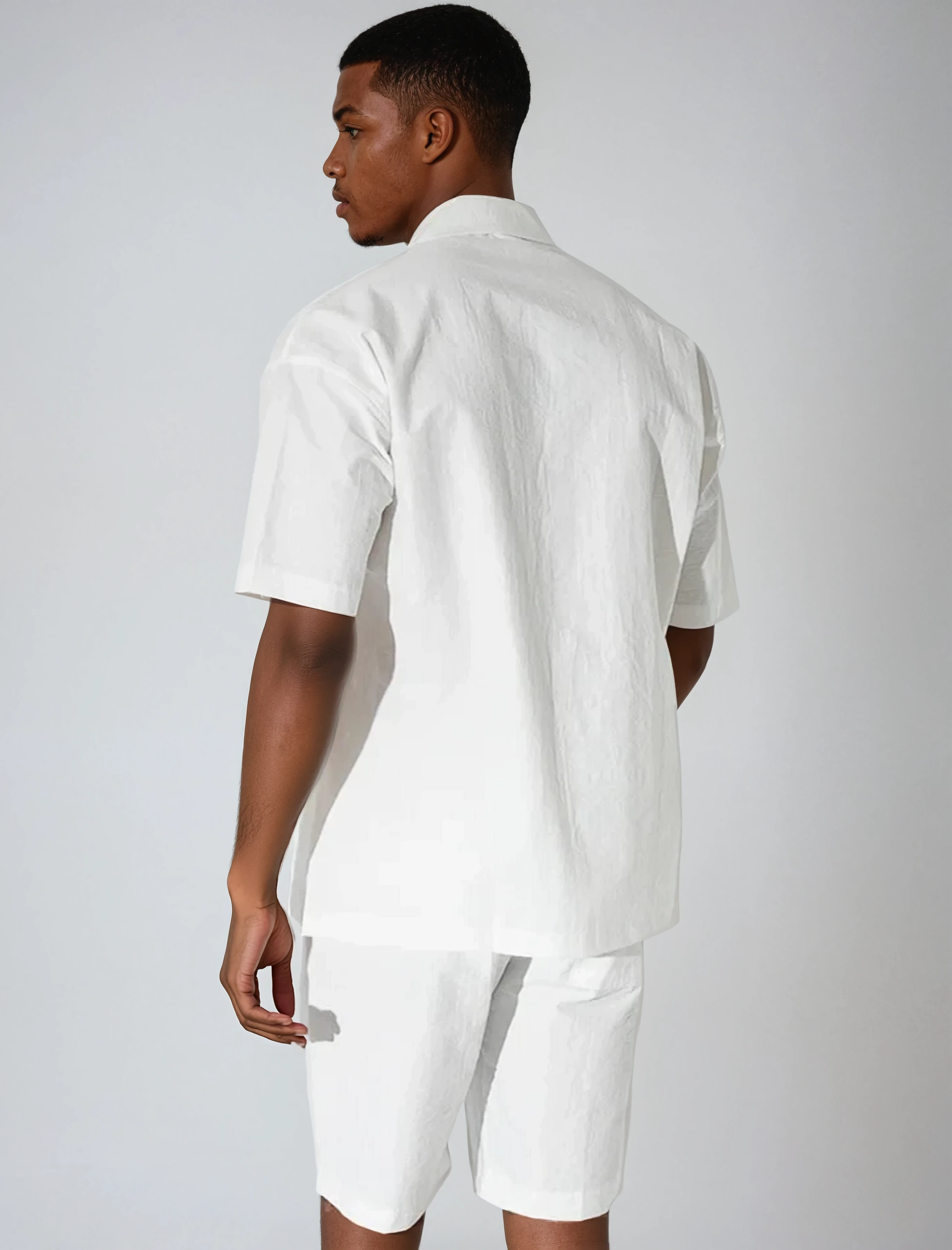 Completo composto da maglietta a maniche corte e pantaloncini a coste